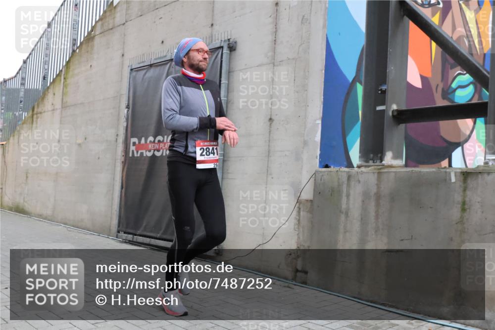 08.12.2024 - St. Pauli X-Mass-Run No. 14 H.Heesch http://msf.ph/oto/7487252 08.12.2024 09:50:29 Ziel 2841, 2841 meine-sportfotos.de