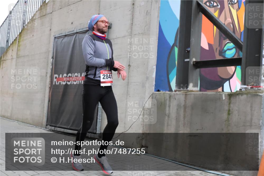 08.12.2024 - St. Pauli X-Mass-Run No. 14 H.Heesch http://msf.ph/oto/7487255 08.12.2024 09:50:29 Ziel 2841, 2841 meine-sportfotos.de