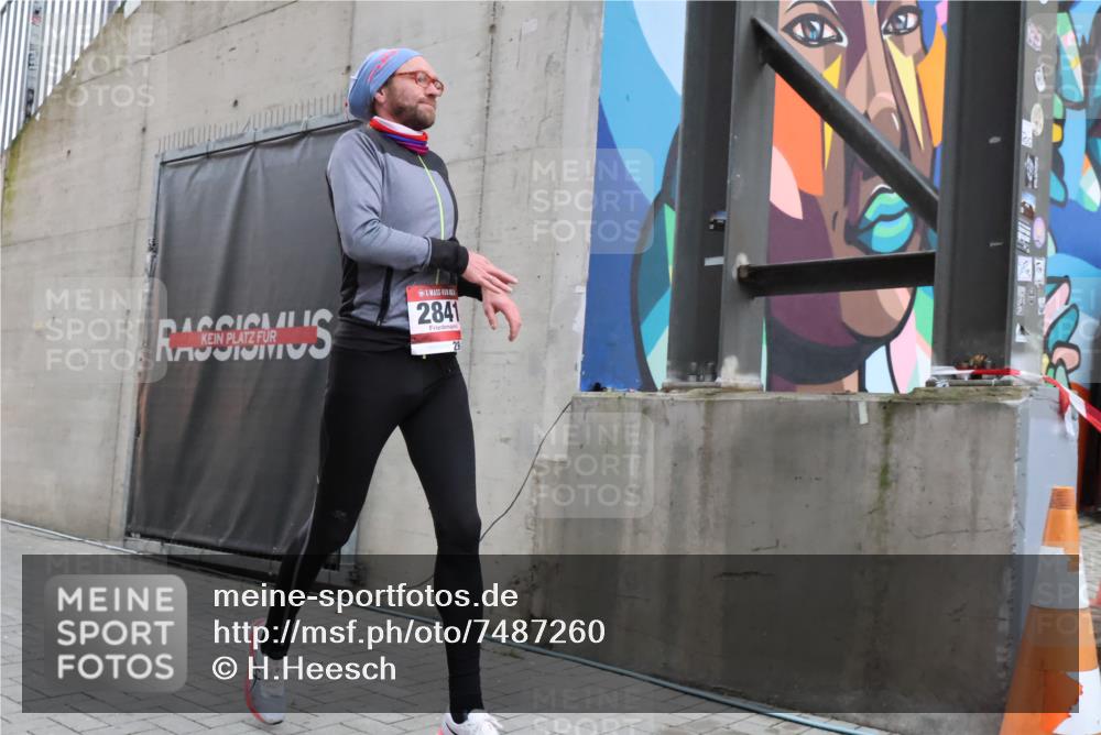 08.12.2024 - St. Pauli X-Mass-Run No. 14 H.Heesch http://msf.ph/oto/7487260 08.12.2024 09:50:29 Ziel 2841, 2841 meine-sportfotos.de