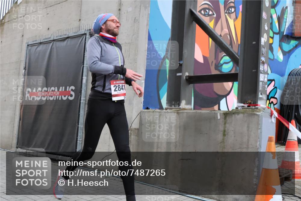 08.12.2024 - St. Pauli X-Mass-Run No. 14 H.Heesch http://msf.ph/oto/7487265 08.12.2024 09:50:29 Ziel 2841, 2841 meine-sportfotos.de