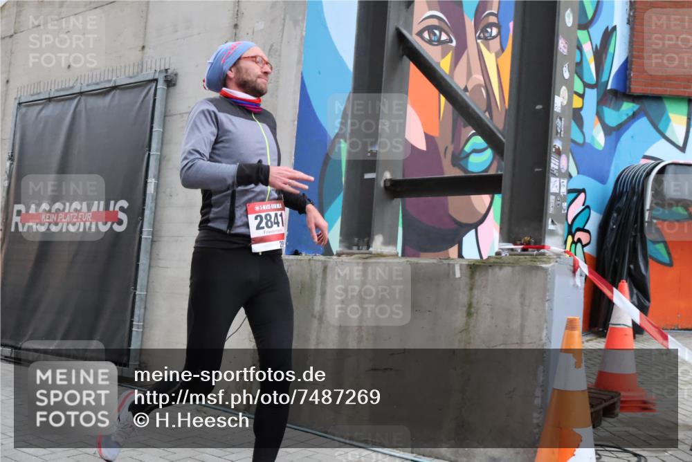 08.12.2024 - St. Pauli X-Mass-Run No. 14 H.Heesch http://msf.ph/oto/7487269 08.12.2024 09:50:29 Ziel 2841, 2841 meine-sportfotos.de
