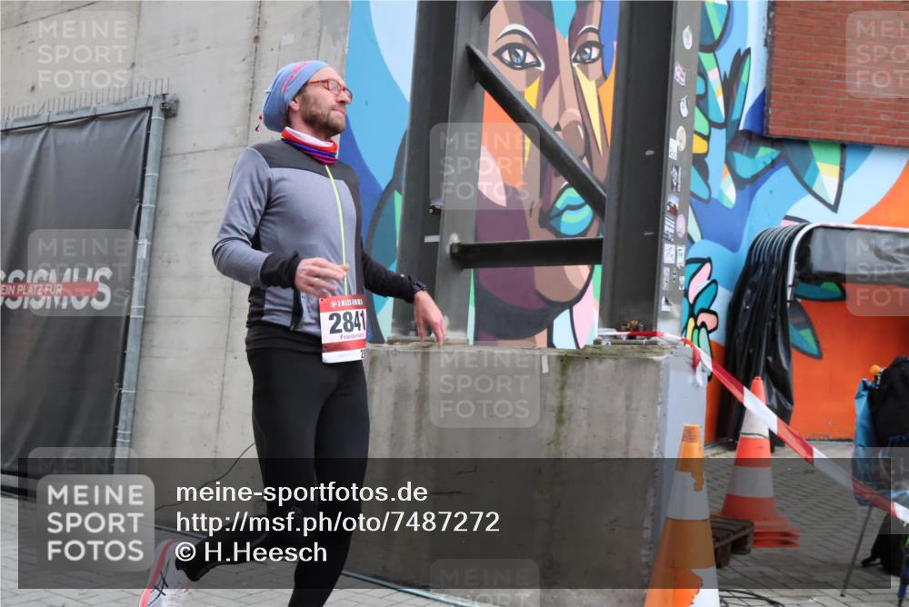 08.12.2024 - St. Pauli X-Mass-Run No. 14 H.Heesch http://msf.ph/oto/7487272 08.12.2024 09:50:29 Ziel 2841, 2841 meine-sportfotos.de