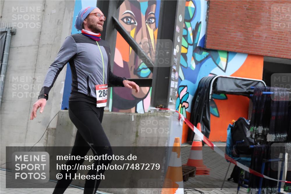 08.12.2024 - St. Pauli X-Mass-Run No. 14 H.Heesch http://msf.ph/oto/7487279 08.12.2024 09:50:29 Ziel 2841, 2841 meine-sportfotos.de