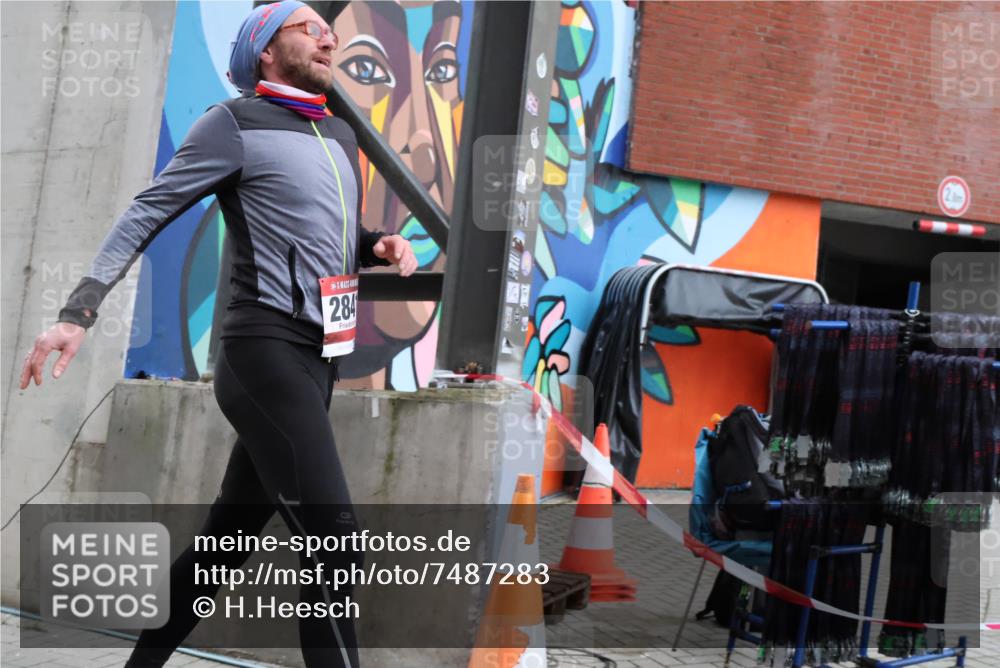 08.12.2024 - St. Pauli X-Mass-Run No. 14 H.Heesch http://msf.ph/oto/7487283 08.12.2024 09:50:29 Ziel 2841, 2841 meine-sportfotos.de