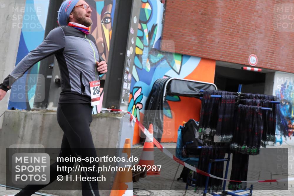 08.12.2024 - St. Pauli X-Mass-Run No. 14 H.Heesch http://msf.ph/oto/7487287 08.12.2024 09:50:29 Ziel 2841, 2841 meine-sportfotos.de