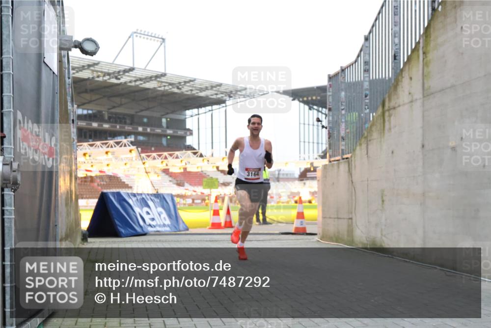 08.12.2024 - St. Pauli X-Mass-Run No. 14 H.Heesch http://msf.ph/oto/7487292 08.12.2024 09:50:40 Ziel 2841, 3164, 3164 meine-sportfotos.de