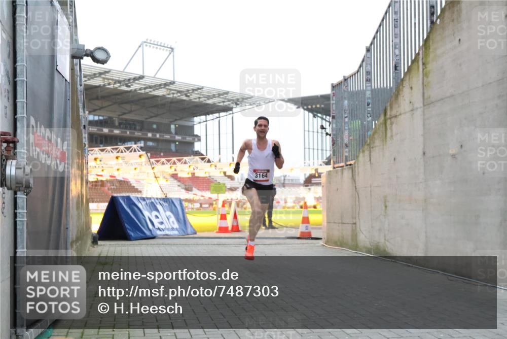 08.12.2024 - St. Pauli X-Mass-Run No. 14 H.Heesch http://msf.ph/oto/7487303 08.12.2024 09:50:40 Ziel 2841, 3164, 3164 meine-sportfotos.de