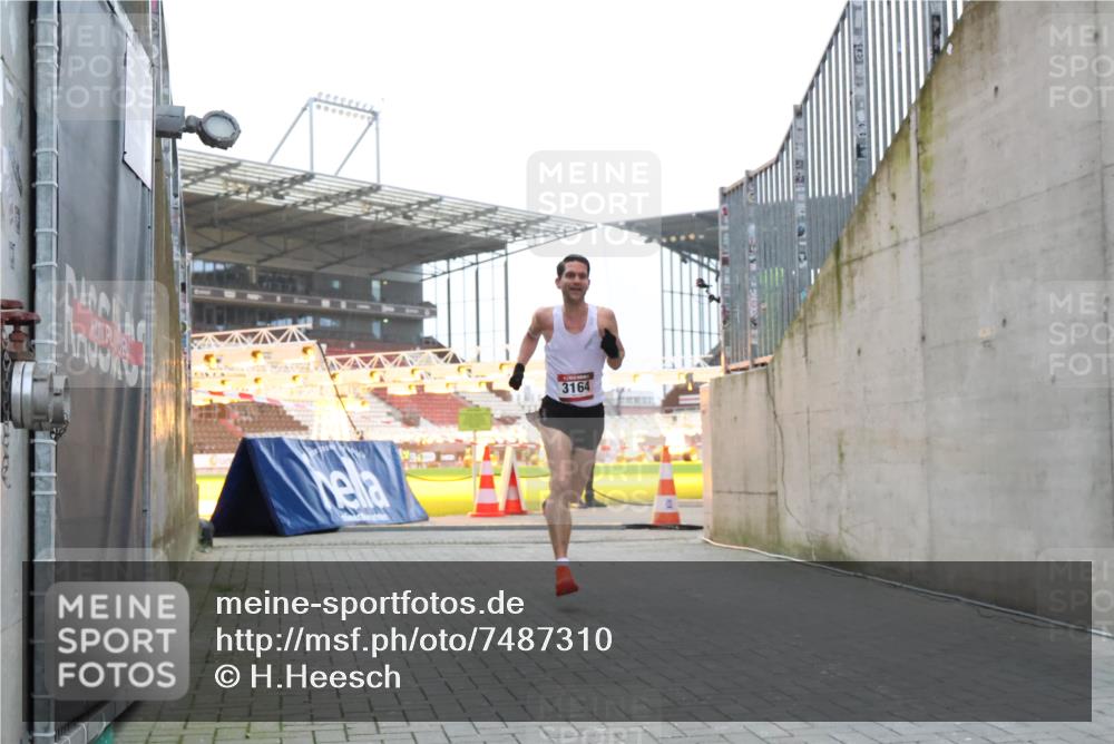 08.12.2024 - St. Pauli X-Mass-Run No. 14 H.Heesch http://msf.ph/oto/7487310 08.12.2024 09:50:40 Ziel 2841, 3164, 3164 meine-sportfotos.de