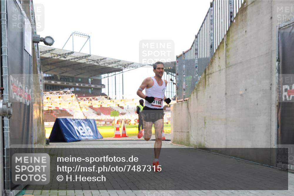 08.12.2024 - St. Pauli X-Mass-Run No. 14 H.Heesch http://msf.ph/oto/7487315 08.12.2024 09:50:40 Ziel 2841, 3164, 3164 meine-sportfotos.de