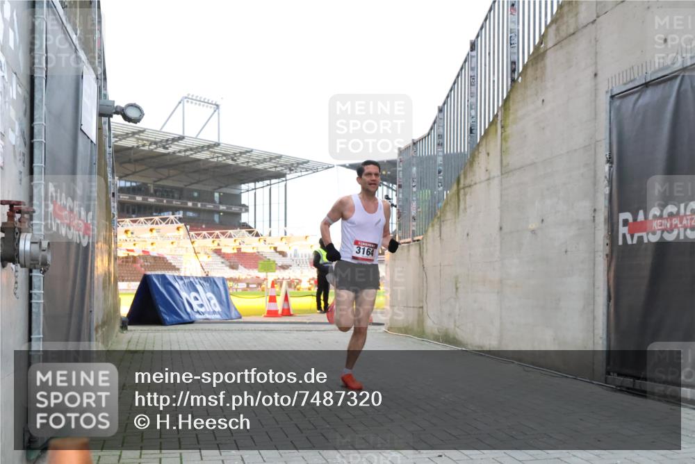 08.12.2024 - St. Pauli X-Mass-Run No. 14 H.Heesch http://msf.ph/oto/7487320 08.12.2024 09:50:40 Ziel 2841, 3164, 3164 meine-sportfotos.de