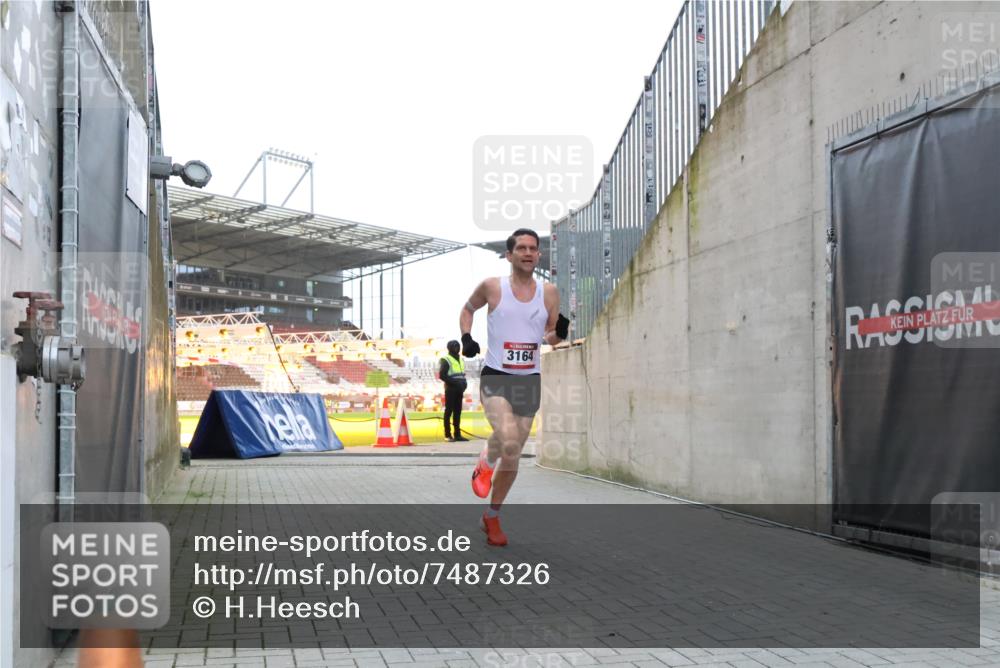 08.12.2024 - St. Pauli X-Mass-Run No. 14 H.Heesch http://msf.ph/oto/7487326 08.12.2024 09:50:40 Ziel 2841, 3164, 3164 meine-sportfotos.de