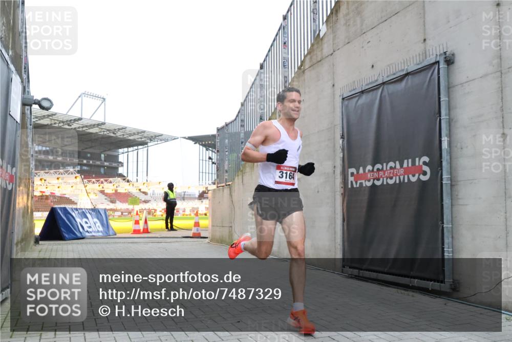08.12.2024 - St. Pauli X-Mass-Run No. 14 H.Heesch http://msf.ph/oto/7487329 08.12.2024 09:50:41 Ziel 2841, 3164, 3164 meine-sportfotos.de