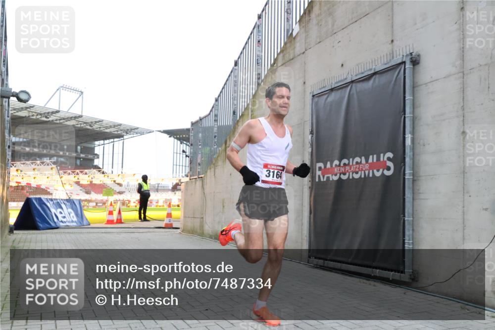 08.12.2024 - St. Pauli X-Mass-Run No. 14 H.Heesch http://msf.ph/oto/7487334 08.12.2024 09:50:41 Ziel 2841, 3164, 3164 meine-sportfotos.de