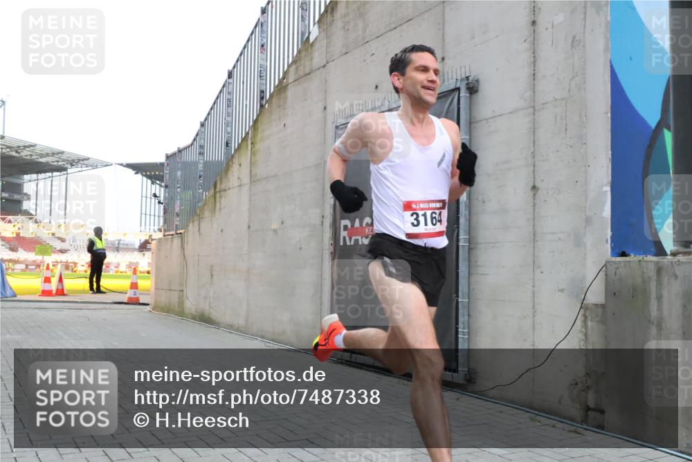 08.12.2024 - St. Pauli X-Mass-Run No. 14 H.Heesch http://msf.ph/oto/7487338 08.12.2024 09:50:41 Ziel 2841, 3164, 3164 meine-sportfotos.de