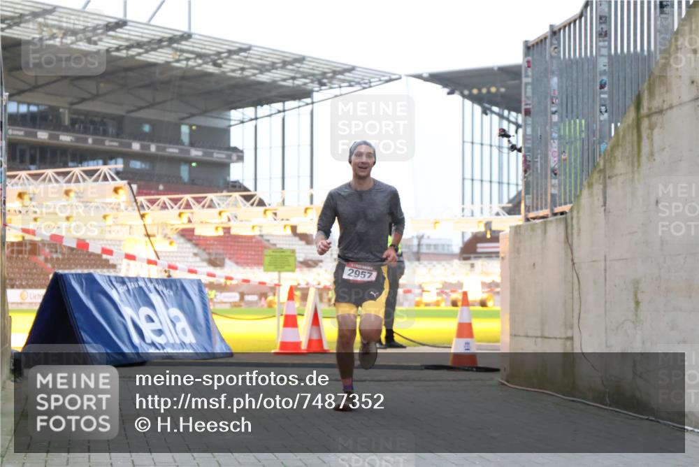 08.12.2024 - St. Pauli X-Mass-Run No. 14 H.Heesch http://msf.ph/oto/7487352 08.12.2024 09:50:53 Ziel 2957, 3164, 2957 meine-sportfotos.de