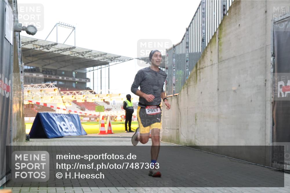 08.12.2024 - St. Pauli X-Mass-Run No. 14 H.Heesch http://msf.ph/oto/7487363 08.12.2024 09:50:54 Ziel 2957, 3164, 2957 meine-sportfotos.de
