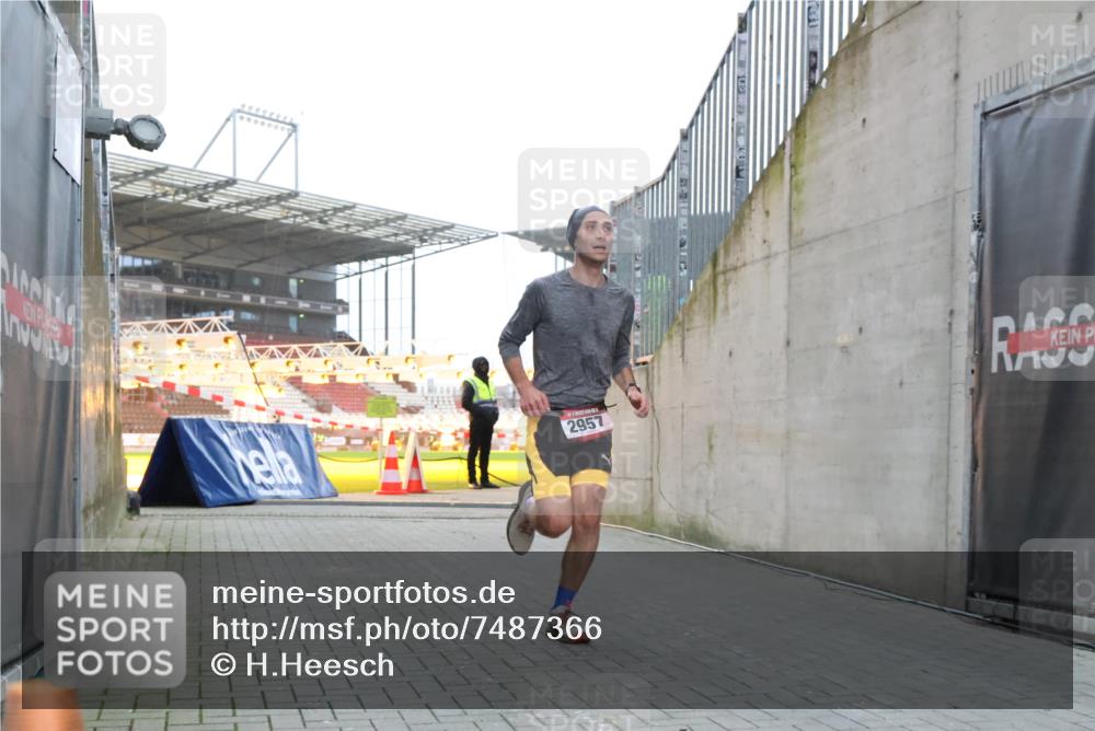08.12.2024 - St. Pauli X-Mass-Run No. 14 H.Heesch http://msf.ph/oto/7487366 08.12.2024 09:50:54 Ziel 2957, 3164, 2957 meine-sportfotos.de