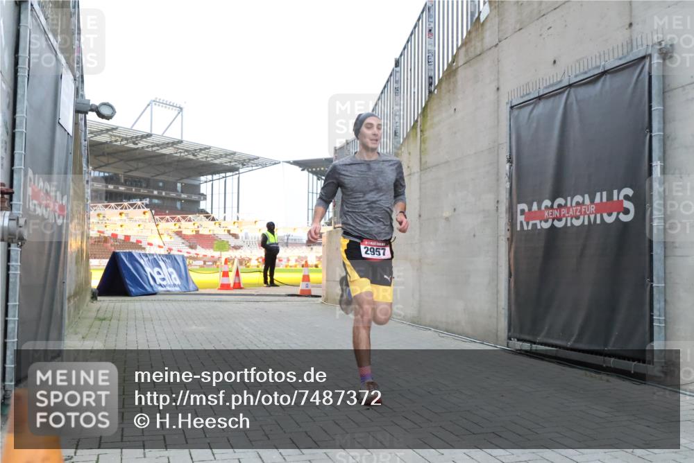 08.12.2024 - St. Pauli X-Mass-Run No. 14 H.Heesch http://msf.ph/oto/7487372 08.12.2024 09:50:54 Ziel 2957, 3164, 2957 meine-sportfotos.de
