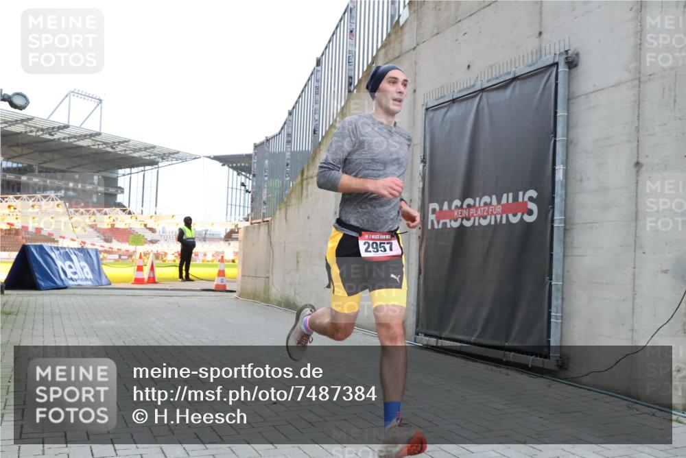 08.12.2024 - St. Pauli X-Mass-Run No. 14 H.Heesch http://msf.ph/oto/7487384 08.12.2024 09:50:54 Ziel 2957, 3164, 2957 meine-sportfotos.de