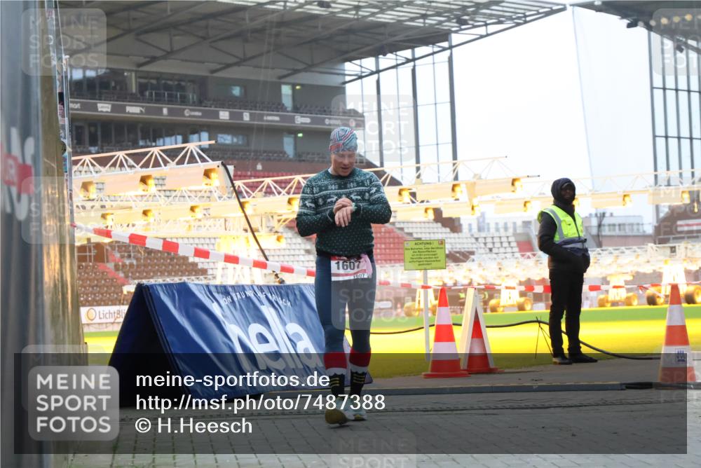 08.12.2024 - St. Pauli X-Mass-Run No. 14 H.Heesch http://msf.ph/oto/7487388 08.12.2024 09:51:20 Ziel 2 meine-sportfotos.de