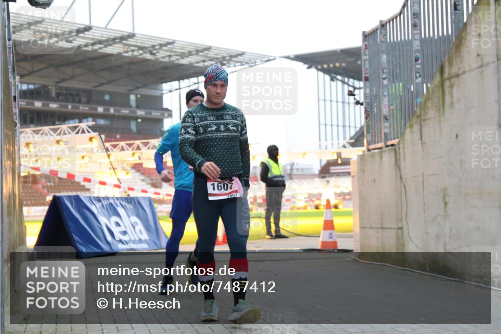 08.12.2024 - St. Pauli X-Mass-Run No. 14 H.Heesch http://msf.ph/oto/7487412 08.12.2024 09:51:25 Ziel 2, 1607 meine-sportfotos.de