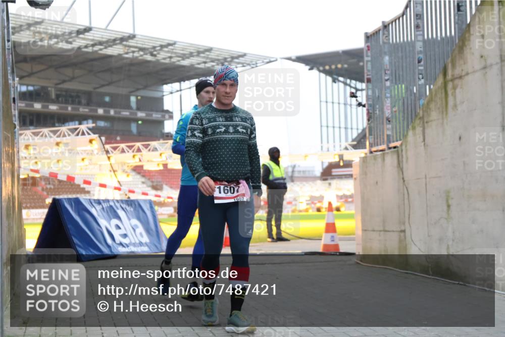 08.12.2024 - St. Pauli X-Mass-Run No. 14 H.Heesch http://msf.ph/oto/7487421 08.12.2024 09:51:25 Ziel 2, 1607 meine-sportfotos.de