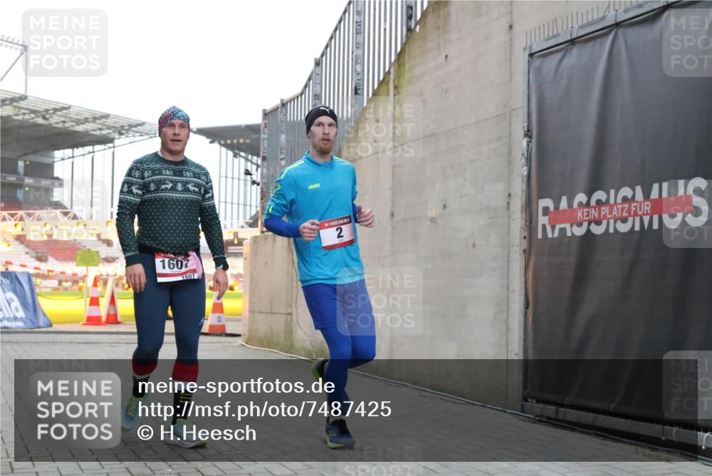 08.12.2024 - St. Pauli X-Mass-Run No. 14 H.Heesch http://msf.ph/oto/7487425 08.12.2024 09:51:27 Ziel 2, 2, 1607 meine-sportfotos.de