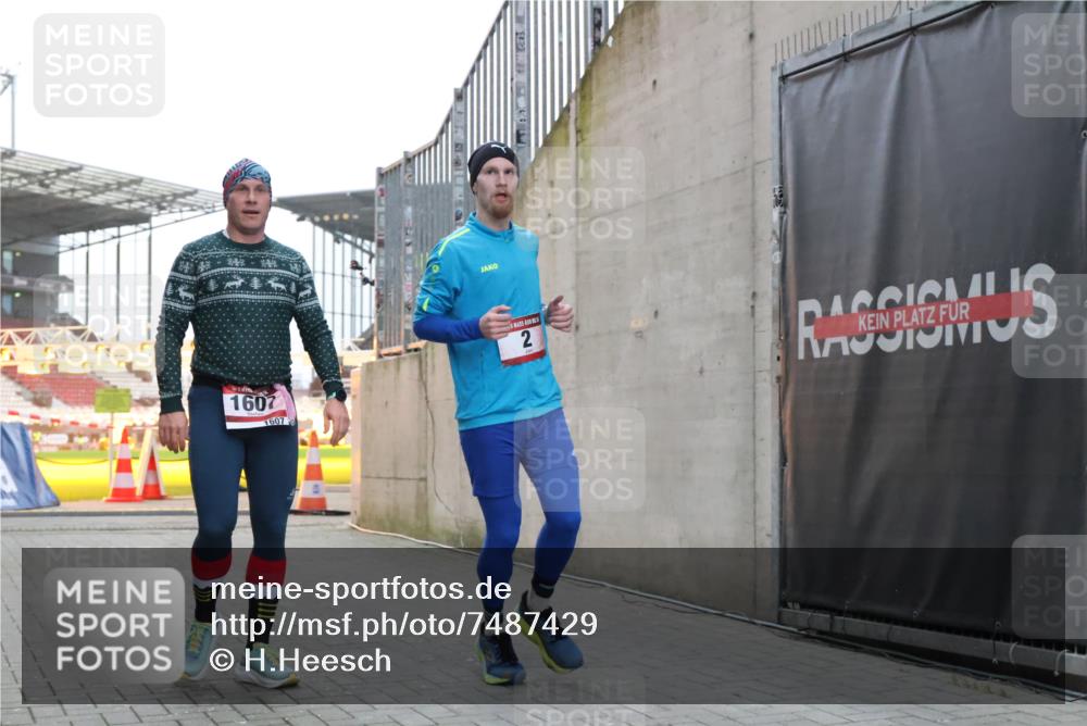 08.12.2024 - St. Pauli X-Mass-Run No. 14 H.Heesch http://msf.ph/oto/7487429 08.12.2024 09:51:27 Ziel 2, 2, 1607 meine-sportfotos.de