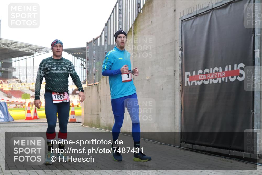 08.12.2024 - St. Pauli X-Mass-Run No. 14 H.Heesch http://msf.ph/oto/7487431 08.12.2024 09:51:27 Ziel 2, 2, 1607 meine-sportfotos.de