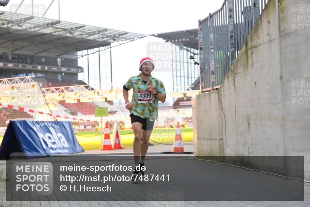 08.12.2024 - St. Pauli X-Mass-Run No. 14 H.Heesch http://msf.ph/oto/7487441 08.12.2024 09:51:37 Ziel 2, 1607, 3309, 2757, 3309 meine-sportfotos.de
