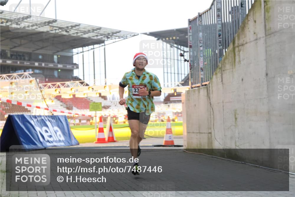 08.12.2024 - St. Pauli X-Mass-Run No. 14 H.Heesch http://msf.ph/oto/7487446 08.12.2024 09:51:37 Ziel 2, 1607, 3309, 2757, 3309 meine-sportfotos.de