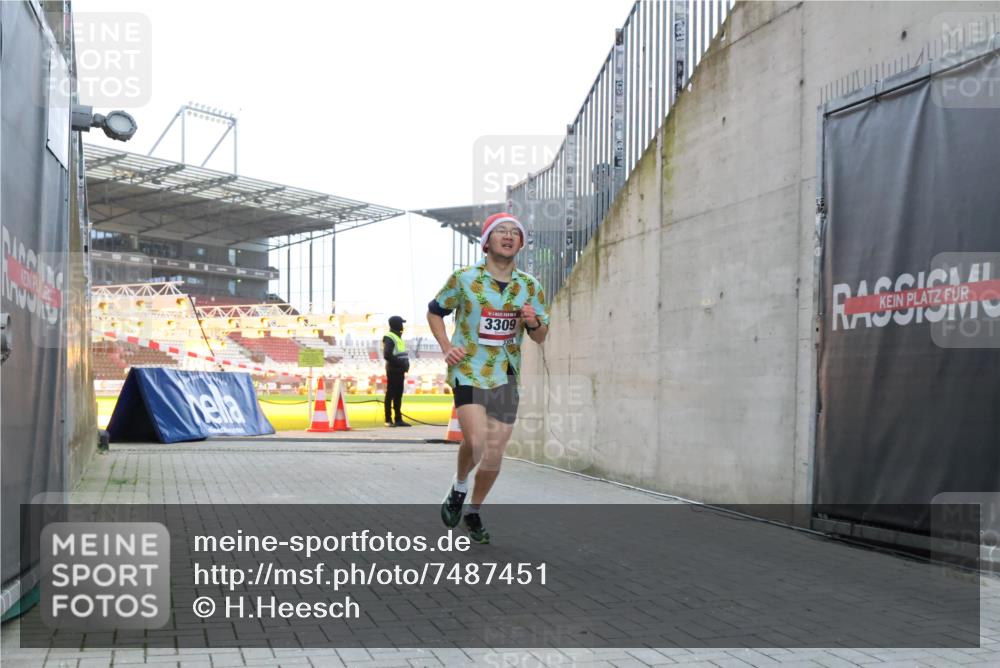 08.12.2024 - St. Pauli X-Mass-Run No. 14 H.Heesch http://msf.ph/oto/7487451 08.12.2024 09:51:38 Ziel 2, 1607, 3309, 2757, 3309 meine-sportfotos.de