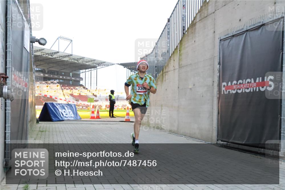 08.12.2024 - St. Pauli X-Mass-Run No. 14 H.Heesch http://msf.ph/oto/7487456 08.12.2024 09:51:38 Ziel 2, 1607, 3309, 2757, 3309 meine-sportfotos.de