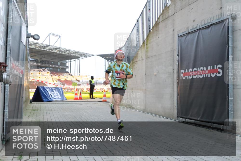 08.12.2024 - St. Pauli X-Mass-Run No. 14 H.Heesch http://msf.ph/oto/7487461 08.12.2024 09:51:38 Ziel 2, 1607, 3309, 2757, 3309 meine-sportfotos.de