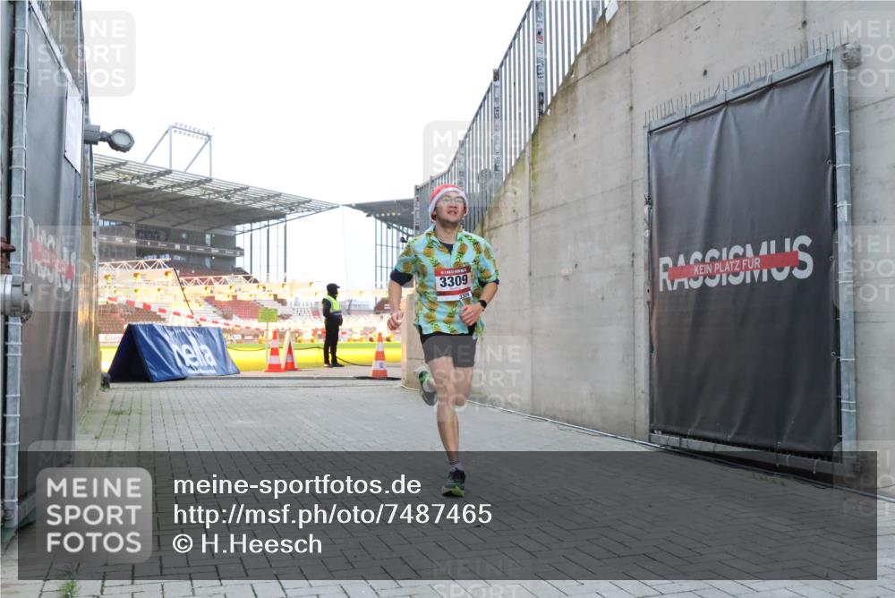 08.12.2024 - St. Pauli X-Mass-Run No. 14 H.Heesch http://msf.ph/oto/7487465 08.12.2024 09:51:38 Ziel 2, 1607, 3309, 2757, 3309 meine-sportfotos.de