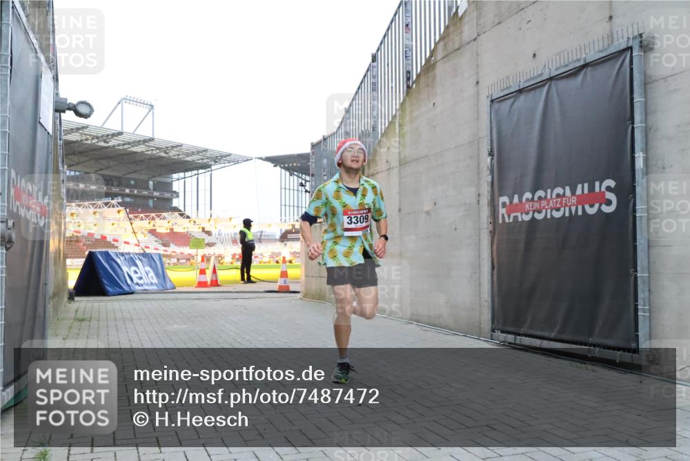 08.12.2024 - St. Pauli X-Mass-Run No. 14 H.Heesch http://msf.ph/oto/7487472 08.12.2024 09:51:38 Ziel 2, 1607, 3309, 2757, 3309 meine-sportfotos.de