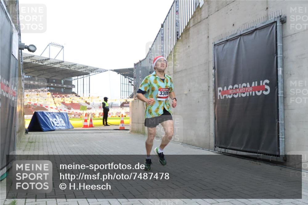 08.12.2024 - St. Pauli X-Mass-Run No. 14 H.Heesch http://msf.ph/oto/7487478 08.12.2024 09:51:38 Ziel 2, 1607, 3309, 2757, 3309 meine-sportfotos.de