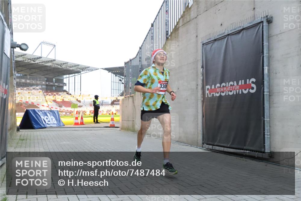 08.12.2024 - St. Pauli X-Mass-Run No. 14 H.Heesch http://msf.ph/oto/7487484 08.12.2024 09:51:38 Ziel 2, 1607, 3309, 2757, 3309 meine-sportfotos.de