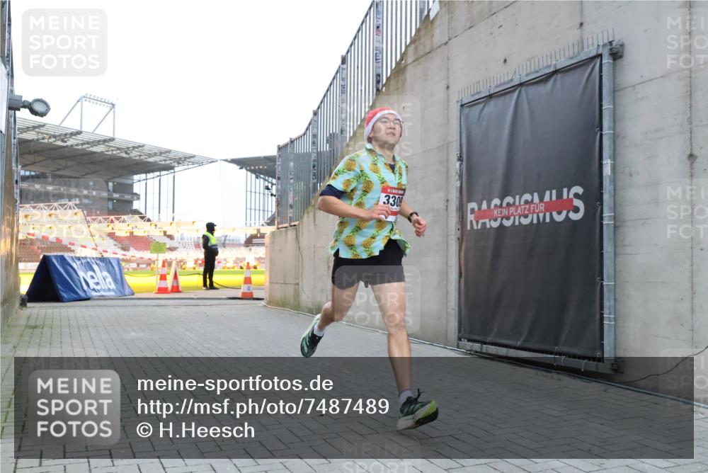08.12.2024 - St. Pauli X-Mass-Run No. 14 H.Heesch http://msf.ph/oto/7487489 08.12.2024 09:51:38 Ziel 2, 1607, 3309, 2757, 3309 meine-sportfotos.de