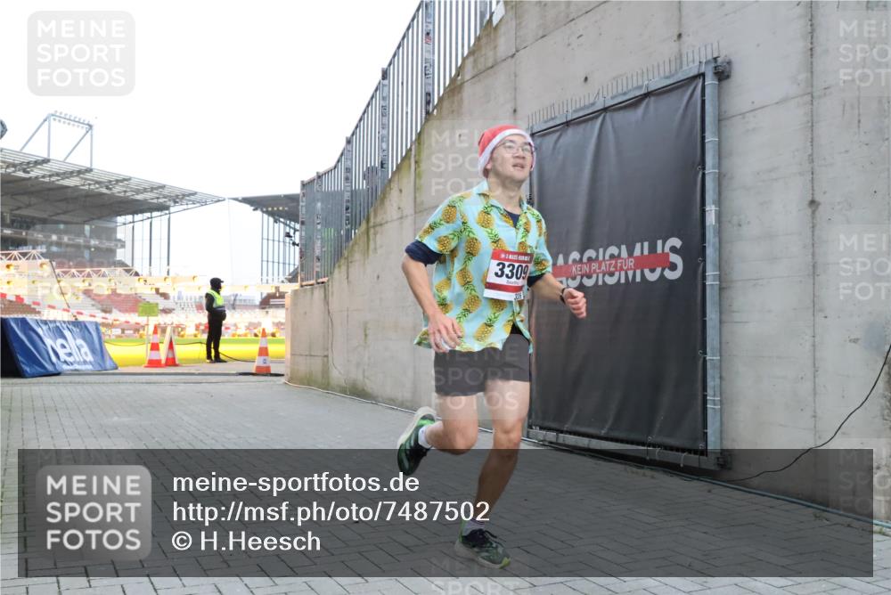 08.12.2024 - St. Pauli X-Mass-Run No. 14 H.Heesch http://msf.ph/oto/7487502 08.12.2024 09:51:38 Ziel 2, 1607, 3309, 2757, 3309 meine-sportfotos.de