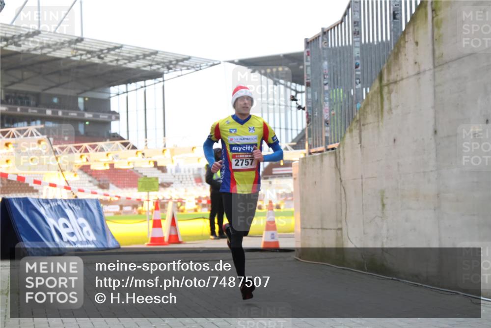 08.12.2024 - St. Pauli X-Mass-Run No. 14 H.Heesch http://msf.ph/oto/7487507 08.12.2024 09:51:42 Ziel 1607, 3309, 2757 meine-sportfotos.de