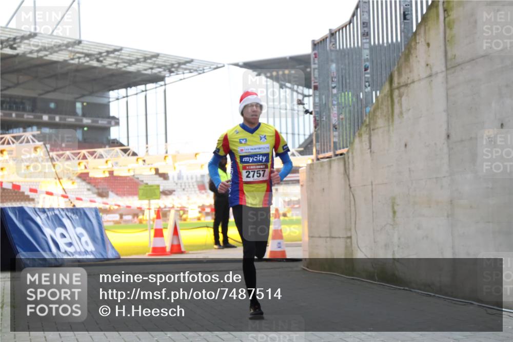 08.12.2024 - St. Pauli X-Mass-Run No. 14 H.Heesch http://msf.ph/oto/7487514 08.12.2024 09:51:43 Ziel 1607, 2757, 3309, 2757 meine-sportfotos.de