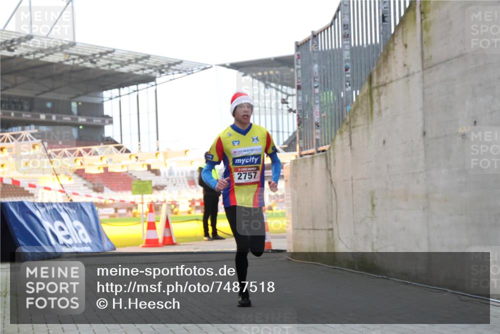 08.12.2024 - St. Pauli X-Mass-Run No. 14 H.Heesch http://msf.ph/oto/7487518 08.12.2024 09:51:43 Ziel 1607, 2757, 3309, 2757 meine-sportfotos.de
