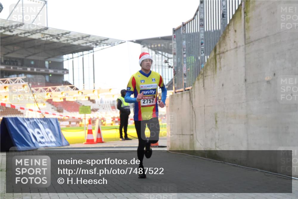 08.12.2024 - St. Pauli X-Mass-Run No. 14 H.Heesch http://msf.ph/oto/7487522 08.12.2024 09:51:43 Ziel 1607, 2757, 3309, 2757 meine-sportfotos.de