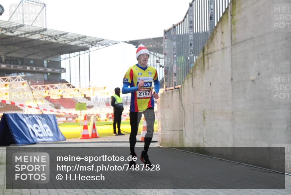 08.12.2024 - St. Pauli X-Mass-Run No. 14 H.Heesch http://msf.ph/oto/7487528 08.12.2024 09:51:43 Ziel 1607, 2757, 3309, 2757 meine-sportfotos.de
