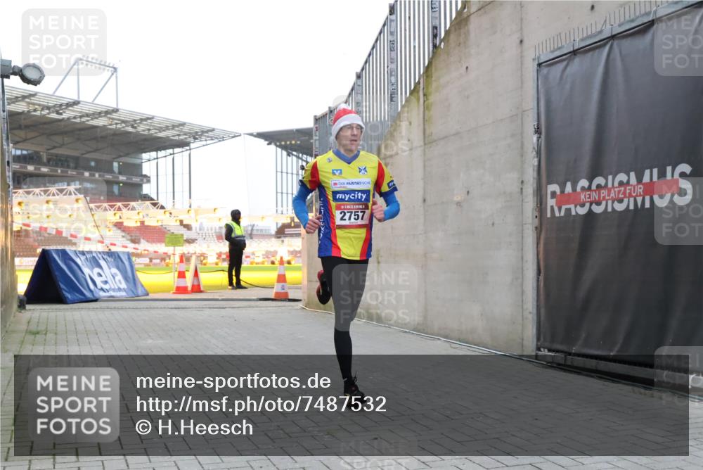 08.12.2024 - St. Pauli X-Mass-Run No. 14 H.Heesch http://msf.ph/oto/7487532 08.12.2024 09:51:43 Ziel 1607, 2757, 3309, 2757 meine-sportfotos.de