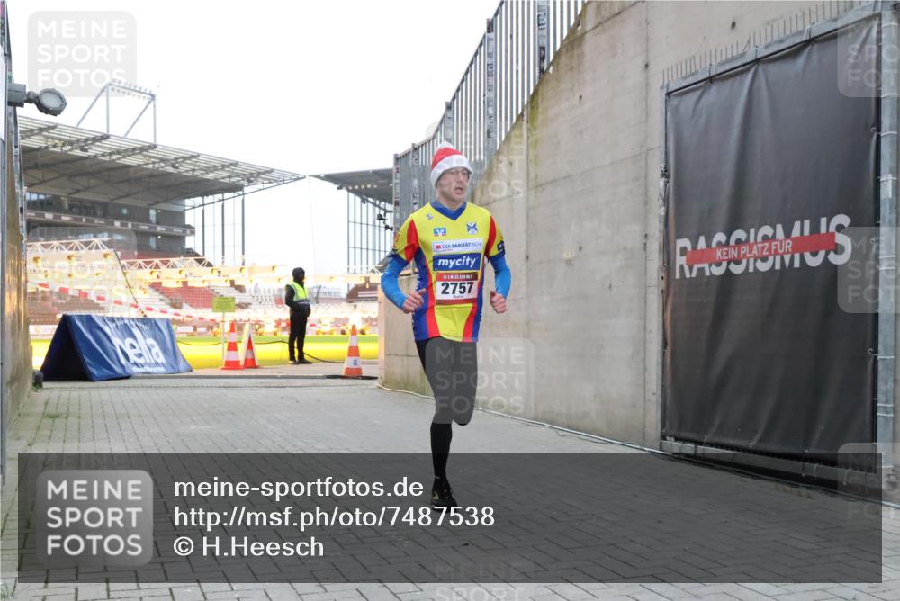 08.12.2024 - St. Pauli X-Mass-Run No. 14 H.Heesch http://msf.ph/oto/7487538 08.12.2024 09:51:43 Ziel 1607, 2757, 3309, 2757 meine-sportfotos.de