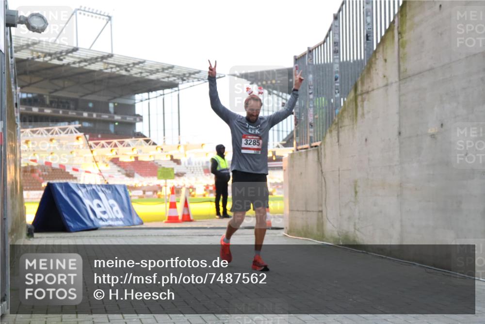 08.12.2024 - St. Pauli X-Mass-Run No. 14 H.Heesch http://msf.ph/oto/7487562 08.12.2024 09:51:59 Ziel 3285 meine-sportfotos.de