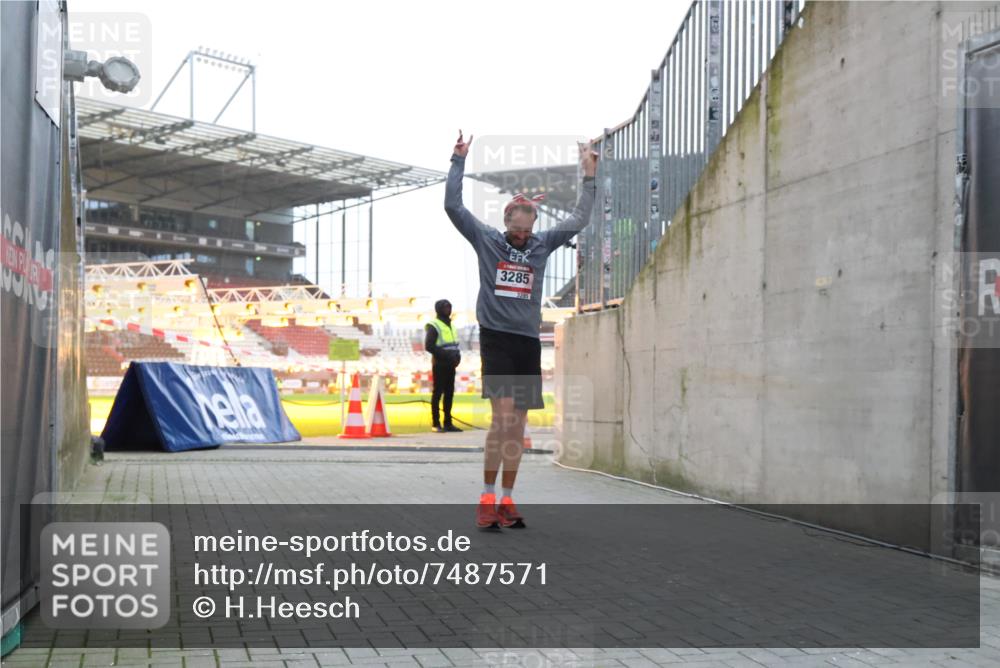 08.12.2024 - St. Pauli X-Mass-Run No. 14 H.Heesch http://msf.ph/oto/7487571 08.12.2024 09:52:00 Ziel 3285 meine-sportfotos.de