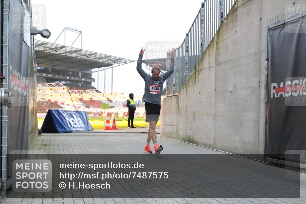 08.12.2024 - St. Pauli X-Mass-Run No. 14 H.Heesch http://msf.ph/oto/7487575 08.12.2024 09:52:00 Ziel 3285 meine-sportfotos.de
